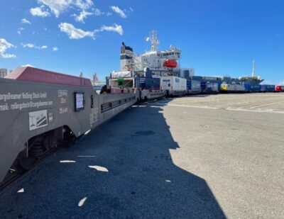 CargoBeamer Train Transports Semi-Trailers between Marseille and Calais