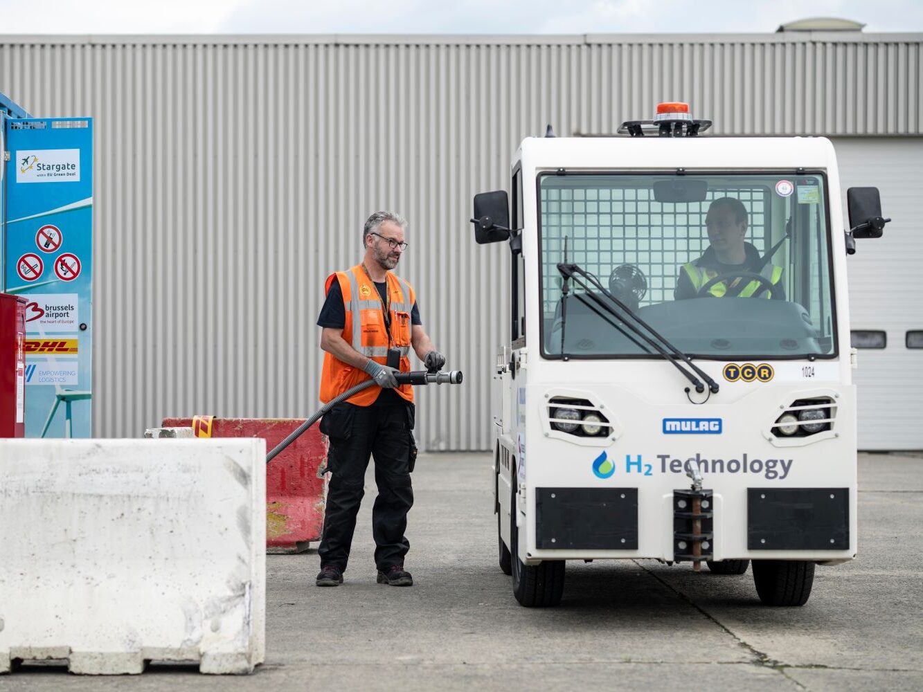 Brussels Airport Pilots Hydrogen Tractor and Refuelling Station