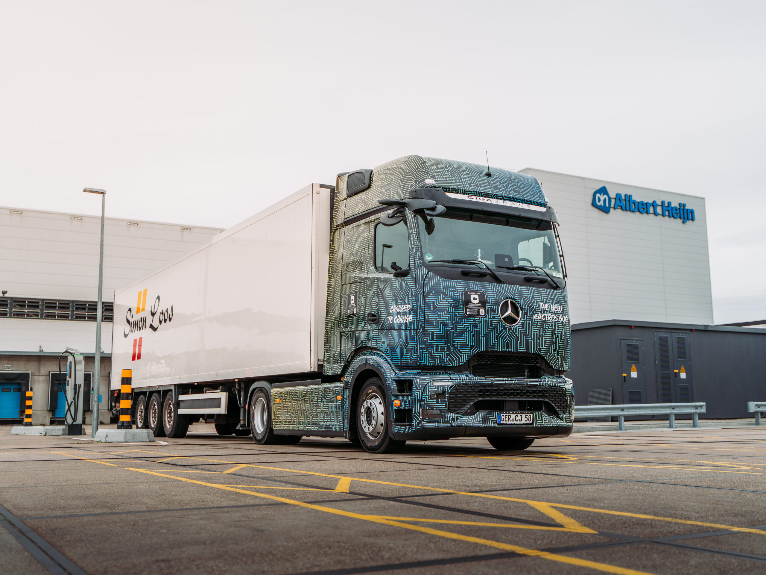 Simon Loos Orders 75 eActros 600 Electric Trucks from Mercedes-Benz Trucks