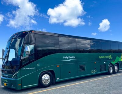 NFI Delivers 3 Electric Coaches to Roberts Hawaii
